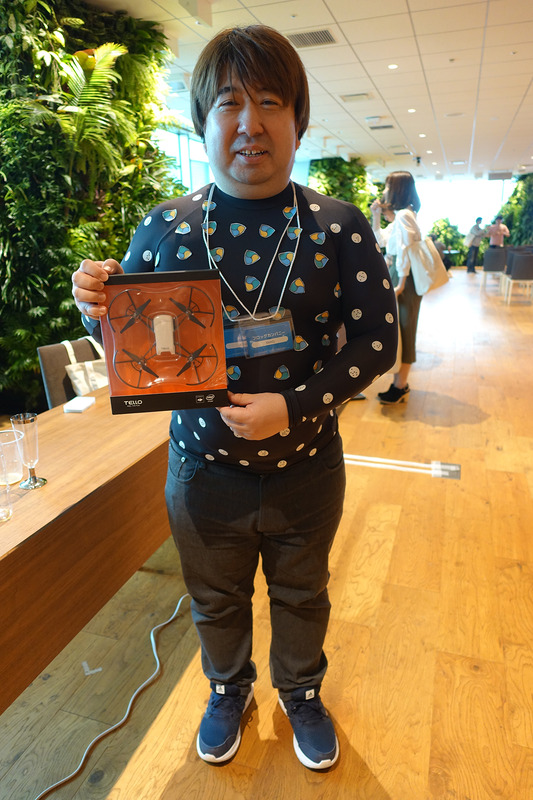 クリエイター表彰2位「memQ」作者のフロッグカンパニー代表取締役・會田 昌史氏。ZOZOスーツ改造のNEMスーツを着用する気合いの入り方。手にしているのは賞品のTelloトイドローン