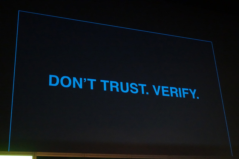 カナダBlockstream社CSO（Chief Strategic Officer）であるSamson Mow氏の講演スライドから。"Don't Trust. Verify"（信頼するな、検証せよ）とある。