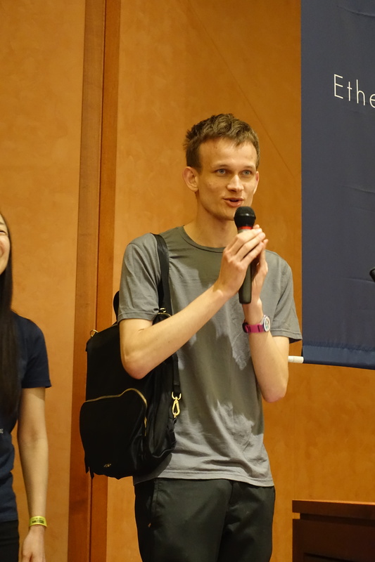 2018年3月に開かれたEthereum Japan Community Meetup #1で登壇したEthereum創設者Vitalik Buterin氏。世界中の開発者に新たな課題を提供し続けている。