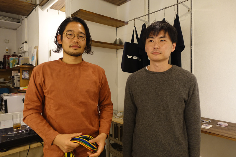 写真1：作者の高崎悠介さん（写真右、コード担当）とヘルミッペさん（写真左、アート担当）。