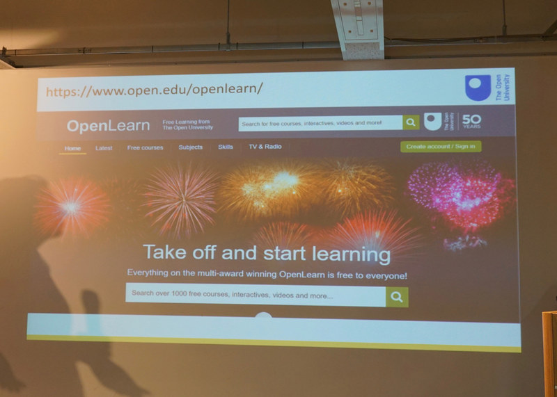 Open Universityがブロックチェーンの活用として最初に取り組んだのは、オープンバッジ。現在は、同大学の無料講座OpenLearnのコース（写真右）でも試験的に同バッジを発行している。