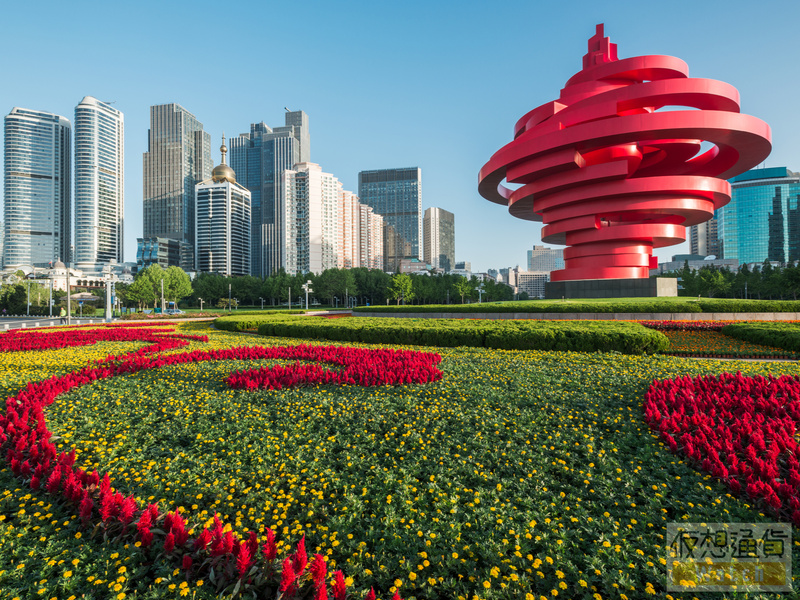 中国・青島市の五四広場にあるモニュメント5月の風（Image: zhangyuqiu / Shutterstock.com）