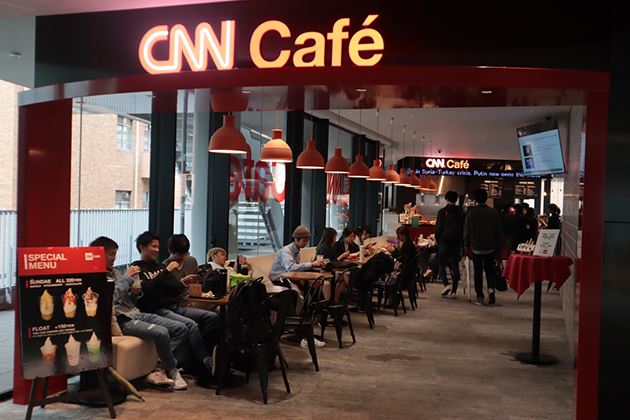昼⾷時に混雑するCNN Café、ニュースリリースより引用
