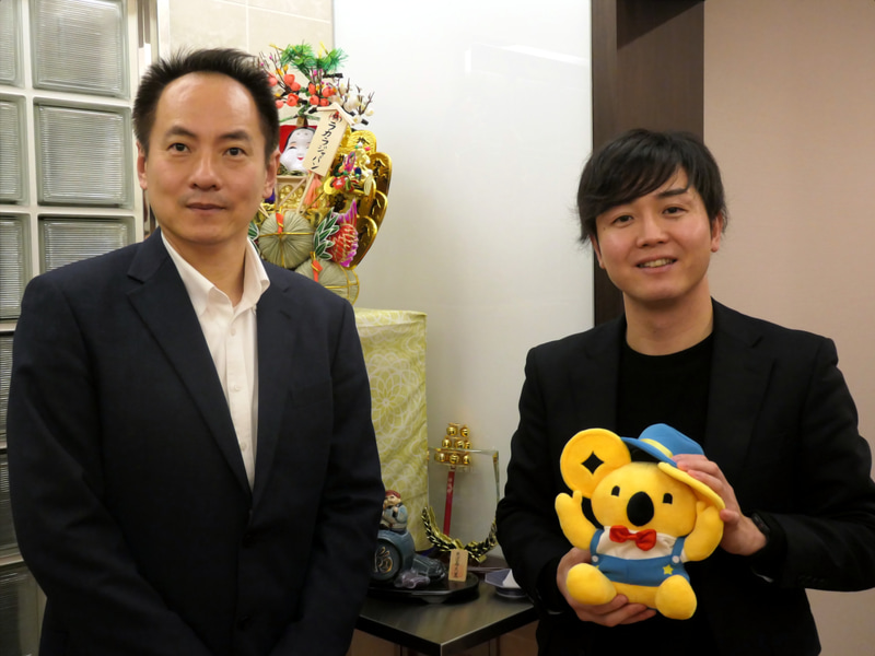 ラカラジャパンの張健社長（写真左）とCOOの八木秀樹氏（写真右）。八木氏が抱いているのはイメージキャラクターのコアラ。